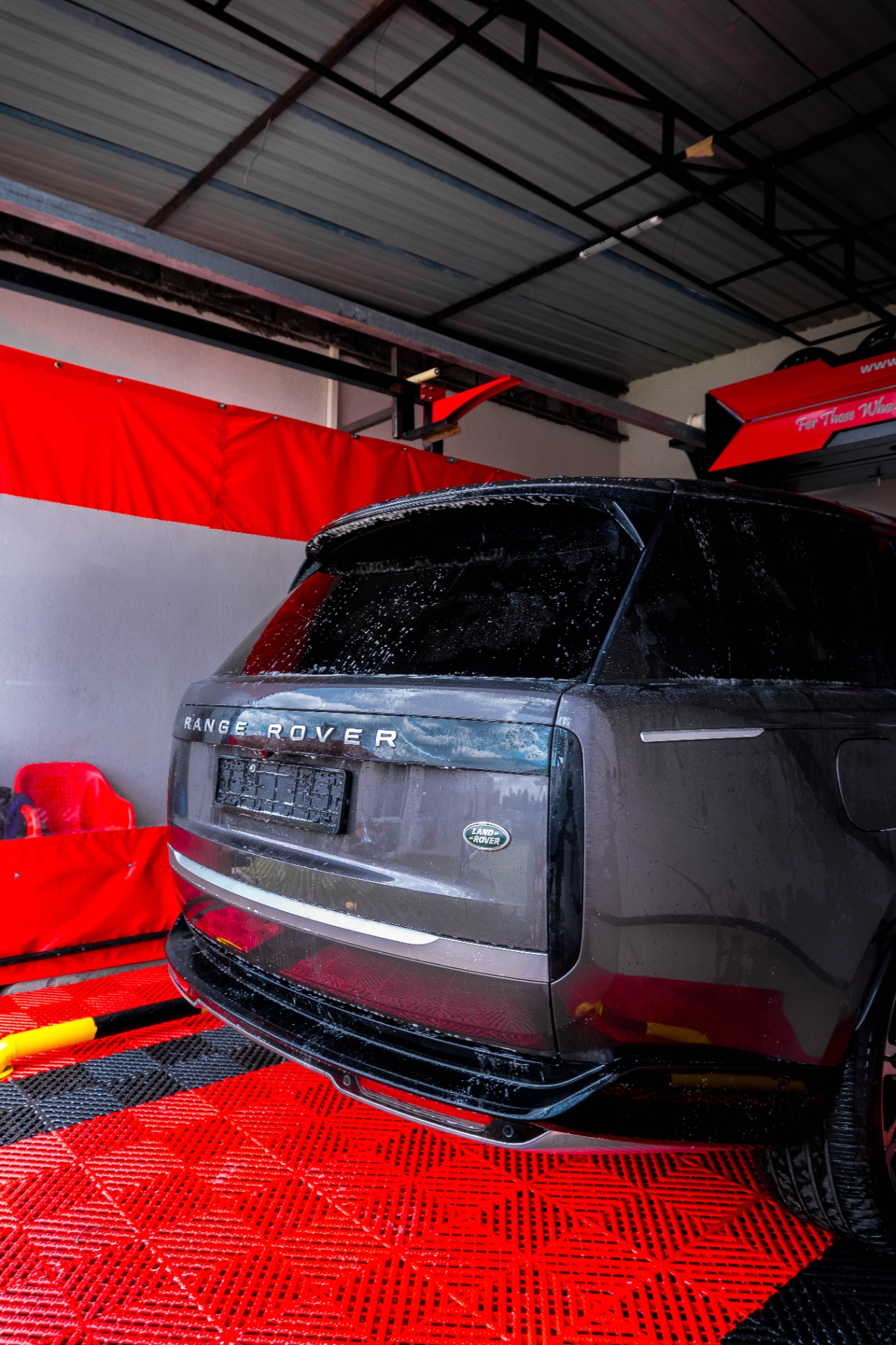 Range Rover in Donga 360° Automatic Wash Bay