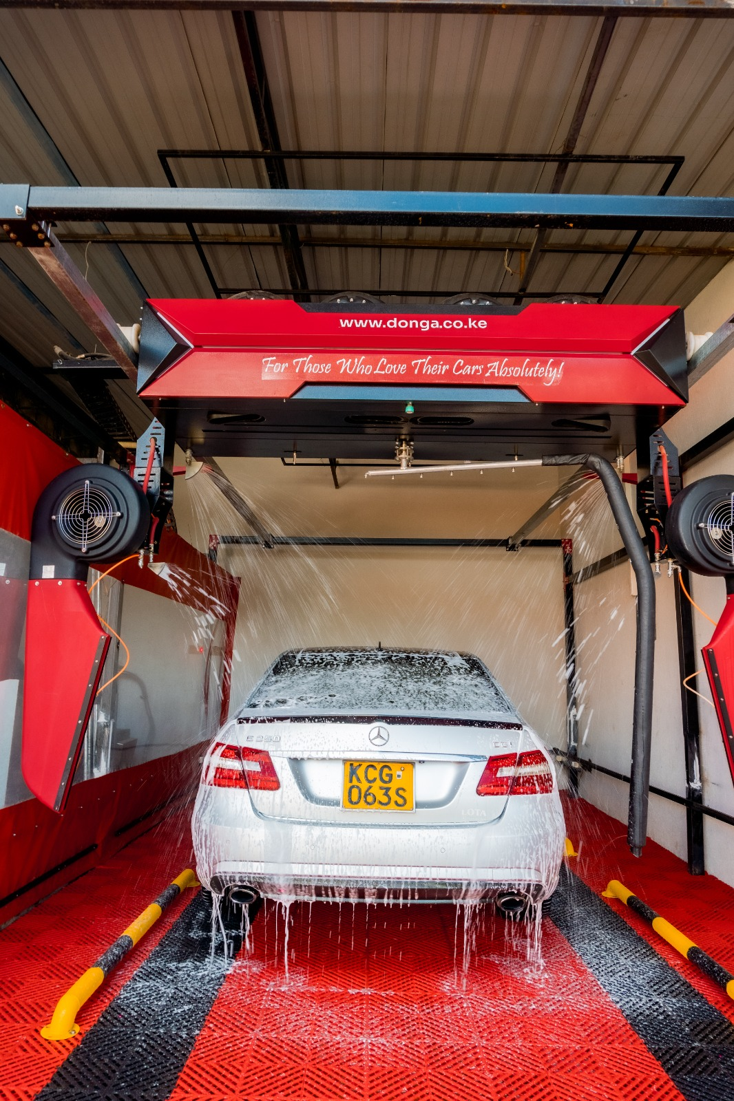 Mercedes E250 in Donga 360° automated car wash