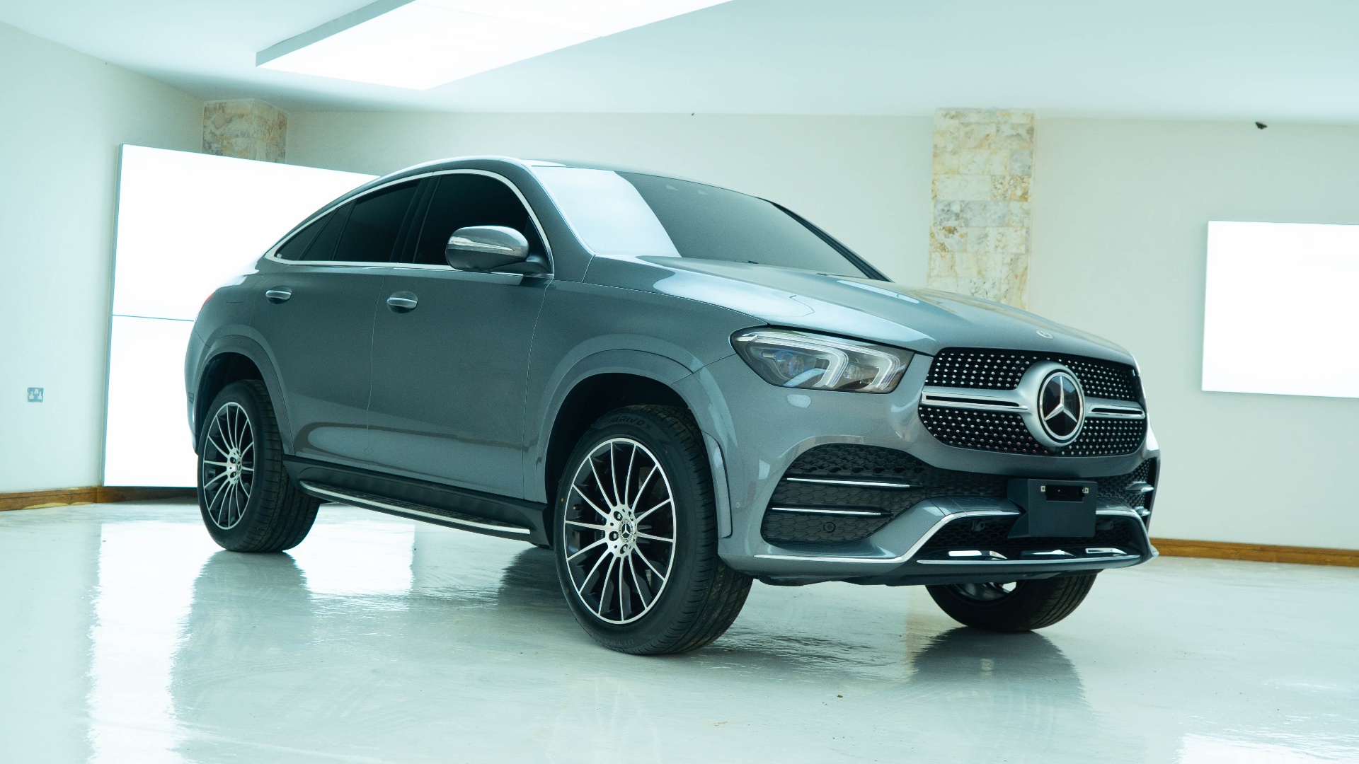 Mercedes-Benz GLE 400d Coupé — front three-quarter studio shot at Donga