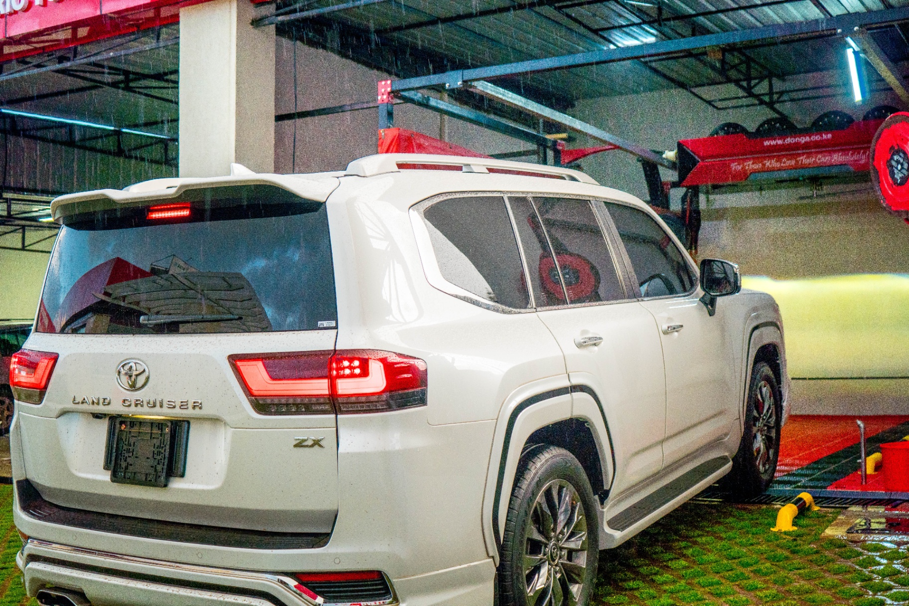 Toyota Land Cruiser ZX in Donga 360° automated wash bay