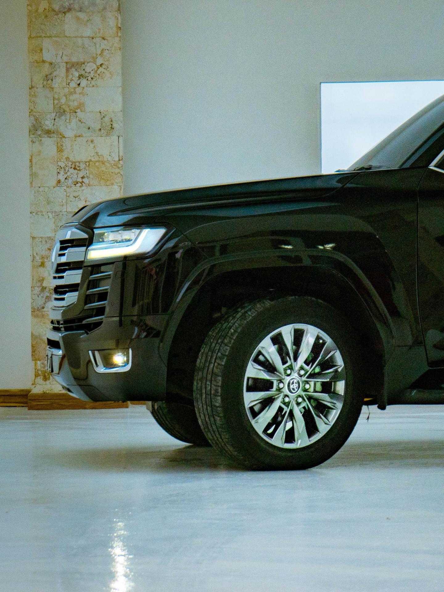 Toyota Land Cruiser 300 — wheel and front-end paint detail by Donga