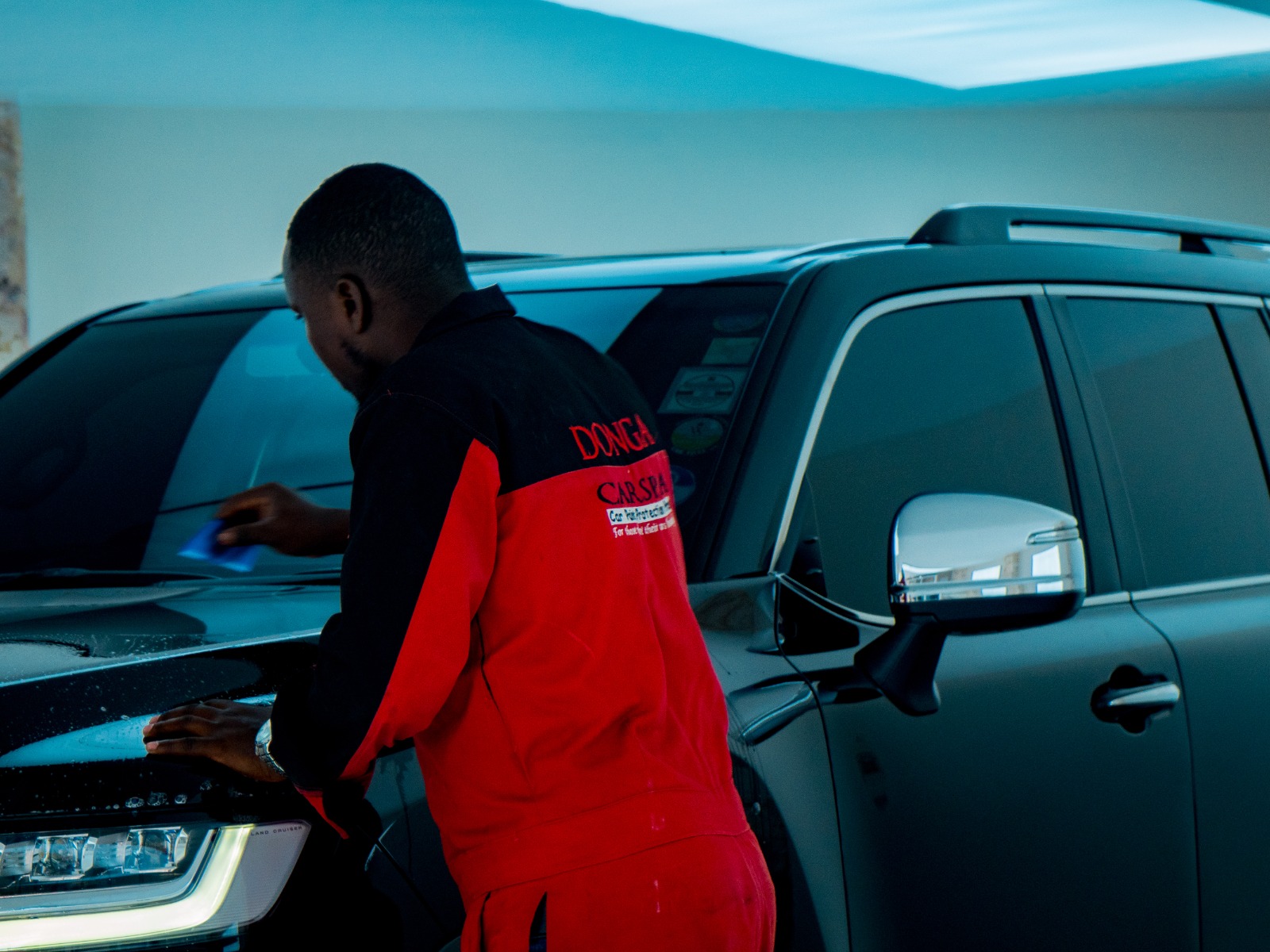 Donga Carspa technician detailing a Land Cruiser